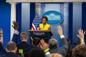 Новым пресс-секретарем Белого дома впервые станет темнокожая представительница ЛГБТ 