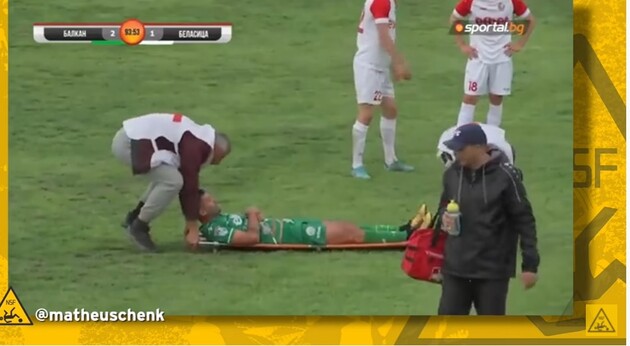 Футболист мастерски затягивал время