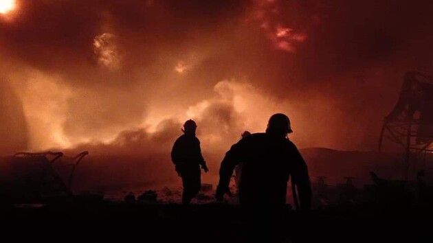 На Херсонщині окупанти не дають загасити пожежу, яка може спалити цілі села