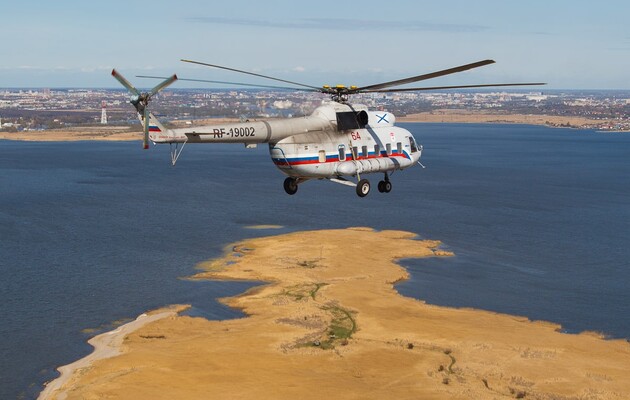 Украинские военные сбили вертолет РФ с десантом на острове Змеином