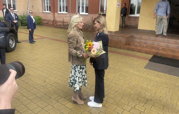 Елена Зеленская и Джилл Байден посетили переселенцев в Ужгороде