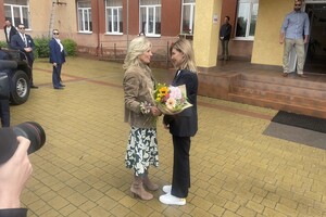 Олена Зеленська і Джилл Байден відвідали переселенців в Ужгороді