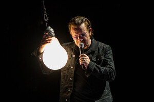 Боно з культового рок-гурту U2 виступив на станції київського метро