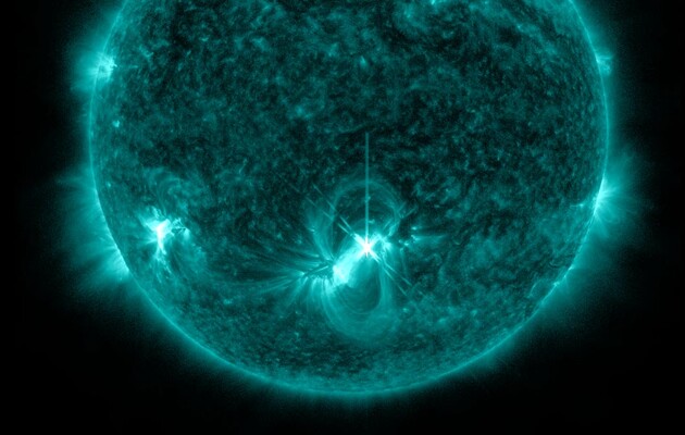 Обсерватория солнечной динамики сделала снимок мощной вспышки на Солнце