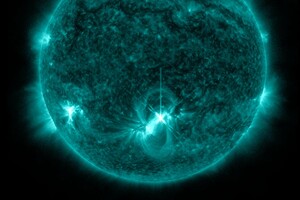 Обсерватория солнечной динамики сделала снимок мощной вспышки на Солнце