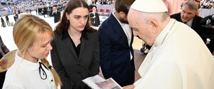 Папа Римский встретился с женами защитников Мариуполя