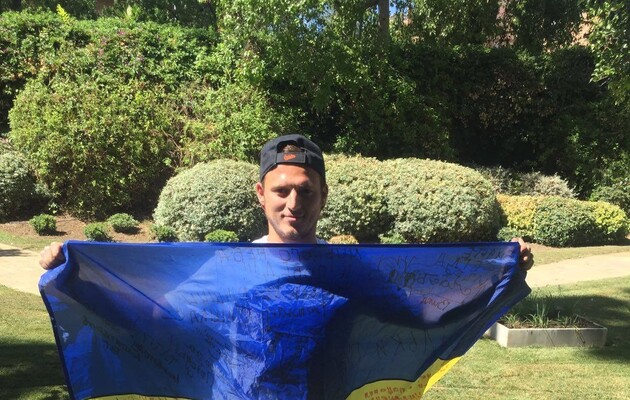 Український футболіст Зозуля виставив на аукціон тактичну сорочку із автографами бійців 