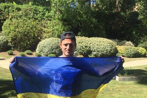 Український футболіст Зозуля виставив на аукціон тактичну сорочку із автографами бійців 