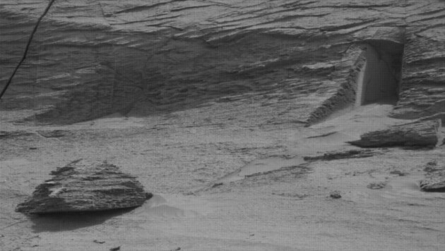 На фотографиях Марса нашли «дверь в подземный храм»