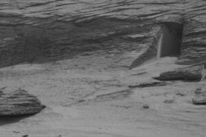 На фотографіях Марса знайшли «двері до підземного храму»