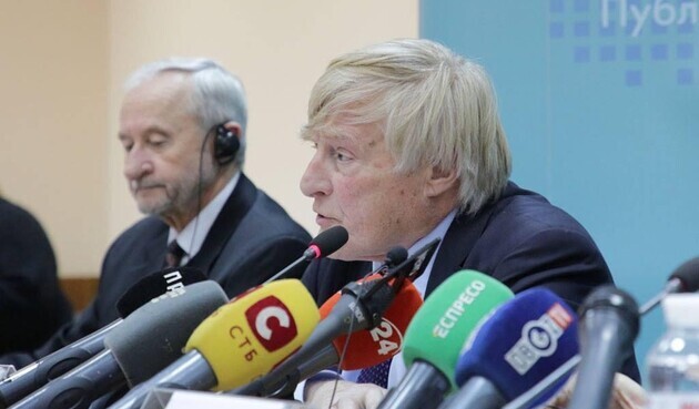 Ted Zazhechny, Retired Judge (Canada), Antoni Hooper (right-hand side), Retired Prosecutor (Great Britain), member of the Public Council of International Examiners of the HAAC