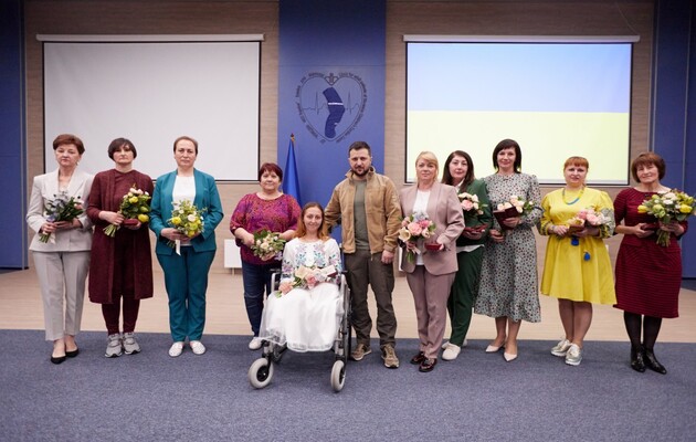 Зеленский отметил государственными наградами украинских медсестер