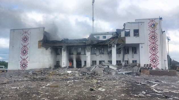 Российские оккупанты ракетным ударом уничтожили гуманитарный штаб в Дергачах Харьковской области
