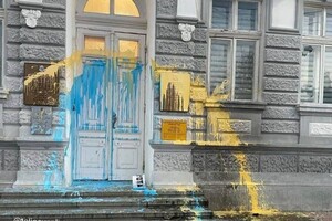 В Крыму партизаны раскрасили здание администрации Евпатории в сине-желтый цвет