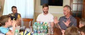 Легендарный чешский хоккеист встретился с украинцами и поддержал вступление Украины в ЕС