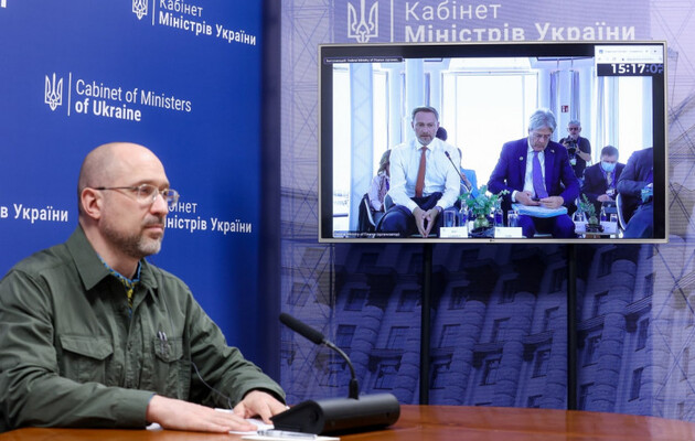 Прем'єр Денис Шмигаль під час  виступу на сесії за участі міністрів фінансів країн Великої сімки 