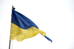 В Риге мужчина избил юношу с украинским флагом, злоумышленнику грозит до 5 лет тюрьмы