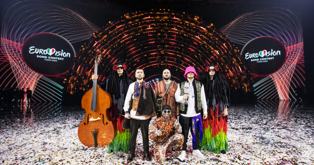 Лидер Kalush Orchestra выставил на аукцион розовую панаму и статуэтку победителей «Евровидения»