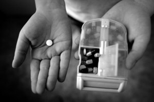 В Херсонской области оккупанты грабят гуманитарные грузы с лекарствами и распродают их втридорога – Денисова