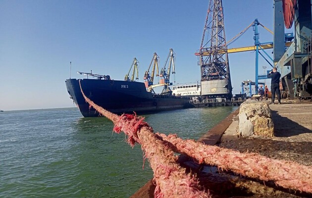 Оккупанты начали погрузку металлопроката из Мариупольского порта
