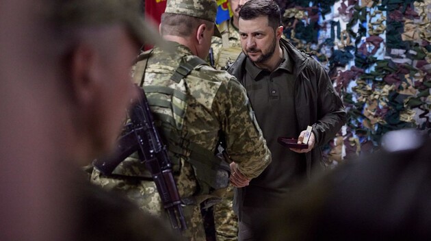 Зеленский встретился с украинскими защитниками в Харькове