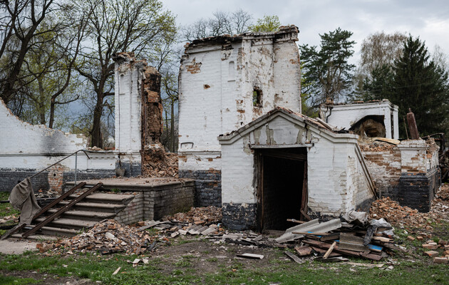 Разрушенное здание больницы в Новом Быкове, Украина. 