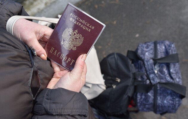 Окуповані: паспорти з орлом замість майбутнього