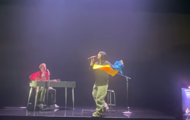 Біллі Айліш на концерті в Німеччині поцілувала прапор України
