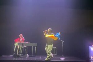 Біллі Айліш на концерті в Німеччині поцілувала прапор України
