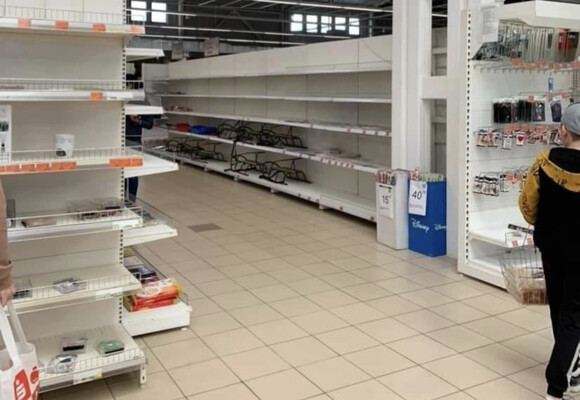 Сахар – 80 грн/кг: в оккупированном Херсоне дефицит товаров, полки супермаркетов практически пустые