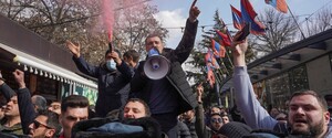 В Ереване у резиденции премьер-министра Армении начались столкновения протестующих с полицией