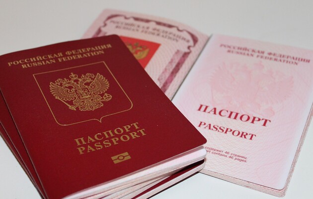 ЕС не будет признавать российские паспорта, выданные жителям оккупированных Херсонсокой области и Запорожья