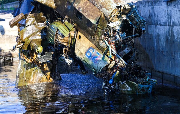 Водолазы Нацгвардии подняли со дна Киевского водохранилища сбитый вертолет РФ с экипажем — видео