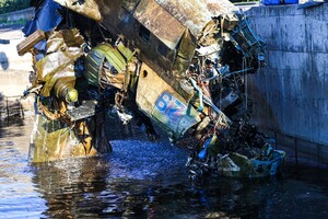 Водолазы Нацгвардии подняли со дна Киевского водохранилища сбитый вертолет РФ с экипажем — видео