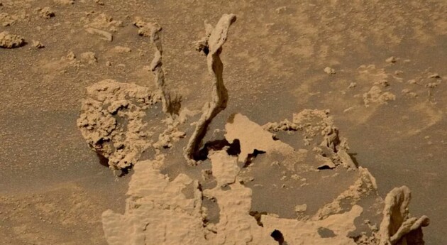 Curiosity надіслав знімок двох загадкових стовпів на Марсі