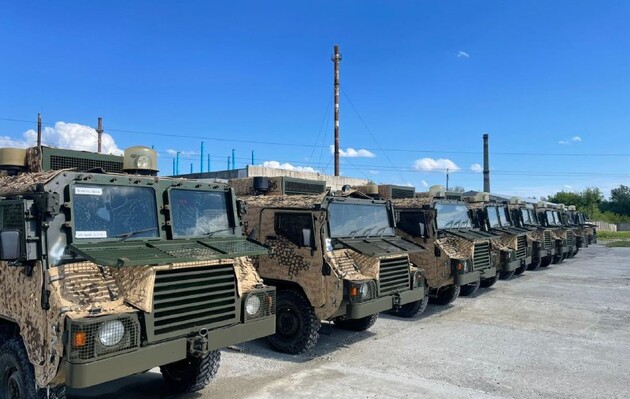 Військовослужбовець ЗСУ передав українським захисникам вісім броньованих машин Pinzgauer