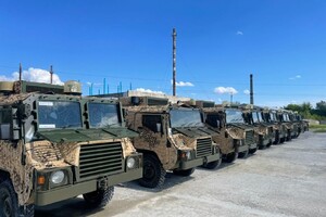 Военнослужащий ВСУ передал украинским защитникам восемь бронированных машин Pinzgauer