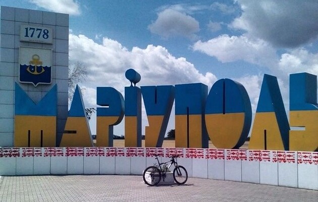 Оккупанты в Мариуполе начали сносить сине-желтую стелу с названием города
