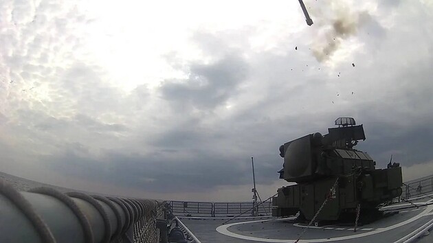 Из-за нехватки ПВО моряки РФ начали прикручивать на корабли сухопутные ЗРК «Тор». ФОТО