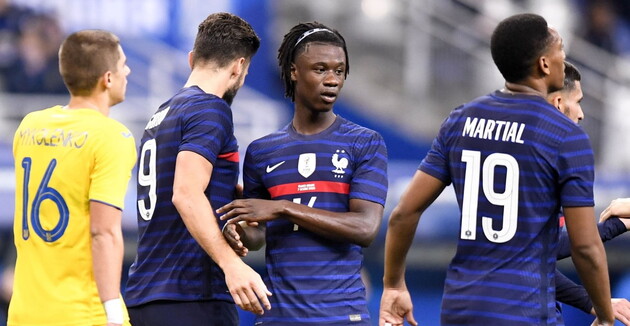 Камавінга передав українцям футболки збірної Франції U-21 (фото - ligue1.com)