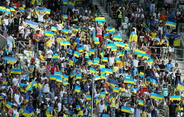 Уболівальники на матчі Україна - Вірменія зобразили Путіна у презервативі