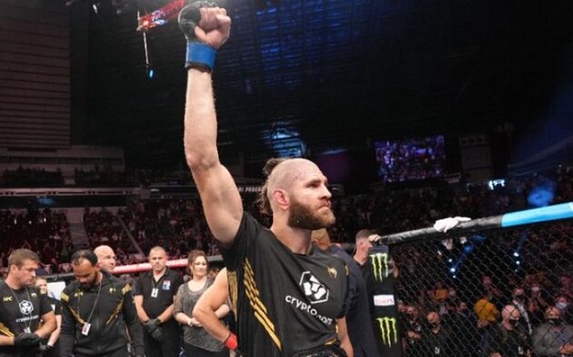 UFC 275: чех Прохазка отобрал титул чемпиона у бразильца Тейшейры