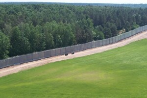 Польща збудувала 140-кілометрову стіну на кордоні з Білоруссю (відео)