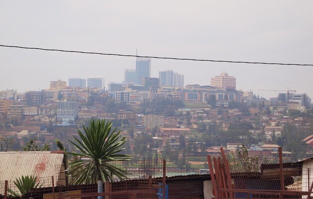 Мігрантів-нелегалів таки відправлять із Британії до Руанди - рішення суду