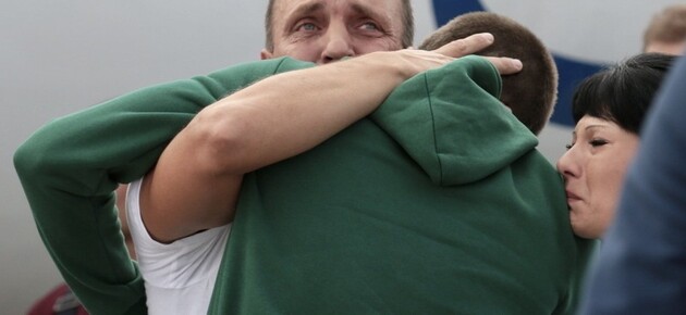 Прошел обмен пленными: домой вернулись пятеро гражданских украинцев