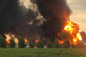 Российские оккупанты снова ударили ракетами по Днепропетровщине: горит нефтебаза