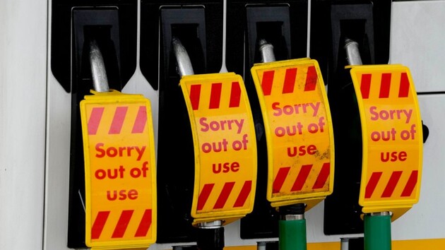 У Кабміні перенесли дату завершення дефіциту бензину: названо нову причину