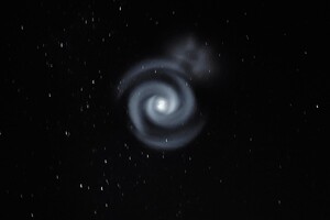 В небе над Новой Зеландией появилась загадочная спираль из голубого света: что это такое