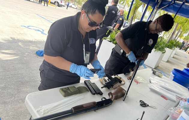 Полиция Майами скупает оружие у горожан, чтобы отправить его украинцам