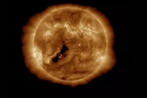 Гигантское пятно на Солнце удвоило свои размеры за 24 часа